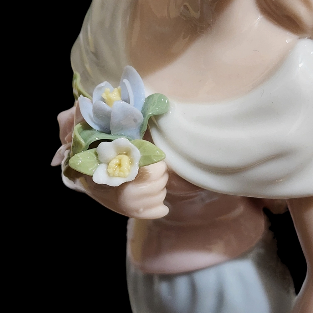 Vintage Avon 2002 porcelain lady figuring "moments & memories" - Picture 8 of 10